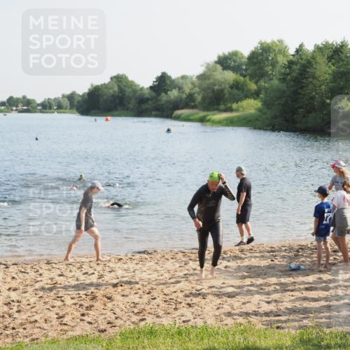 21.06.2025 - 27. Vierlanden-Triathlon MichiJ http://msf.ph/oto/7974049 15.06.2026 08:38:59 Schwimmen 77, 94 meine-sportfotos.de