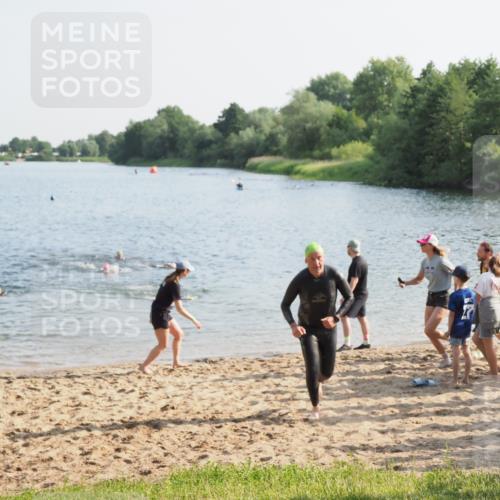 21.06.2025 - 27. Vierlanden-Triathlon MichiJ http://msf.ph/oto/7974053 15.06.2026 08:38:59 Schwimmen 77, 94 meine-sportfotos.de