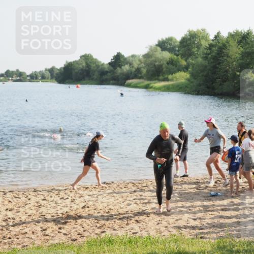 21.06.2025 - 27. Vierlanden-Triathlon MichiJ http://msf.ph/oto/7974058 15.06.2026 08:38:59 Schwimmen 77, 94 meine-sportfotos.de