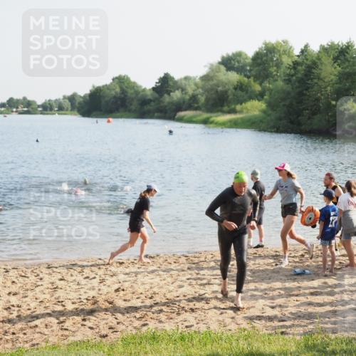 21.06.2025 - 27. Vierlanden-Triathlon MichiJ http://msf.ph/oto/7974065 15.06.2026 08:38:59 Schwimmen 77, 94 meine-sportfotos.de