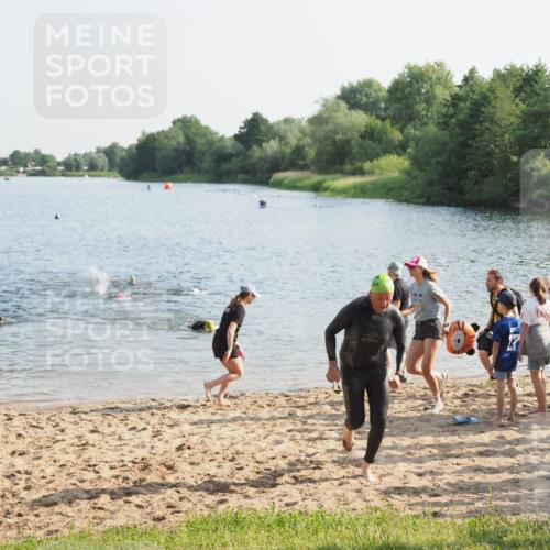 21.06.2025 - 27. Vierlanden-Triathlon MichiJ http://msf.ph/oto/7974069 15.06.2026 08:39:00 Schwimmen 77, 94 meine-sportfotos.de