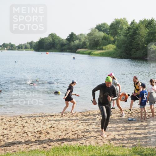 21.06.2025 - 27. Vierlanden-Triathlon MichiJ http://msf.ph/oto/7974074 15.06.2026 08:39:00 Schwimmen 77, 94 meine-sportfotos.de