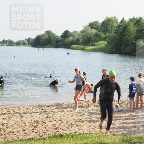 21.06.2025 - 27. Vierlanden-Triathlon MichiJ http://msf.ph/oto/7974083 15.06.2026 08:39:00 Schwimmen 77, 94 meine-sportfotos.de