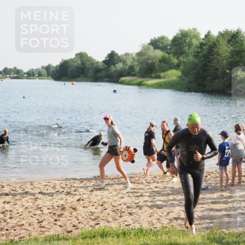 21.06.2025 - 27. Vierlanden-Triathlon MichiJ http://msf.ph/oto/7974095 15.06.2026 08:39:01 Schwimmen 77, 94 meine-sportfotos.de