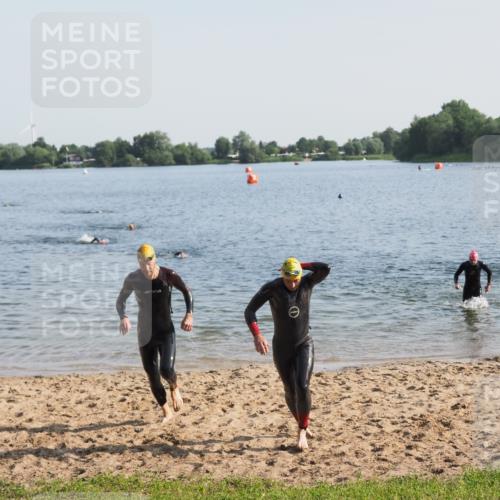 21.06.2025 - 27. Vierlanden-Triathlon MichiJ http://msf.ph/oto/7974164 15.06.2026 08:39:10 Schwimmen 77, 120, 132, 165 meine-sportfotos.de