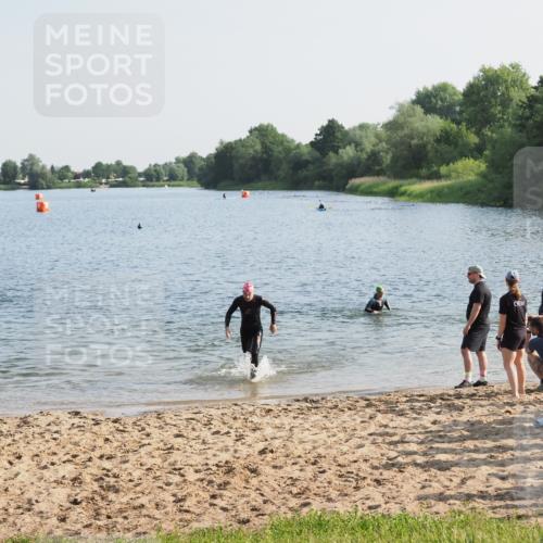 21.06.2025 - 27. Vierlanden-Triathlon MichiJ http://msf.ph/oto/7974189 15.06.2026 08:39:13 Schwimmen 77, 120, 132, 165 meine-sportfotos.de