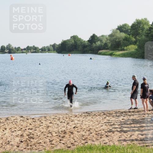 21.06.2025 - 27. Vierlanden-Triathlon MichiJ http://msf.ph/oto/7974194 15.06.2026 08:39:13 Schwimmen 77, 120, 132, 165 meine-sportfotos.de