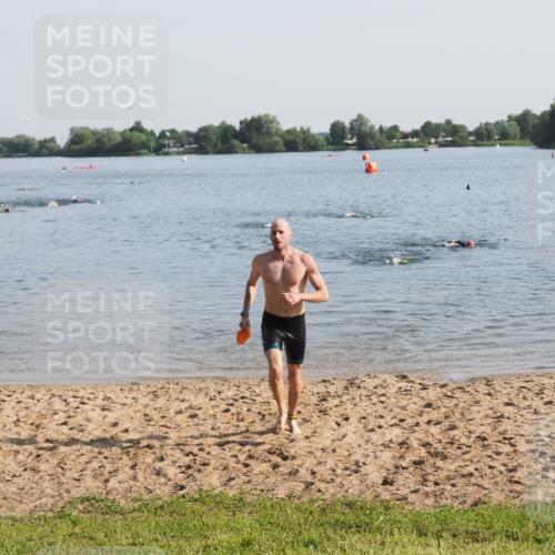 21.06.2025 - 27. Vierlanden-Triathlon MichiJ http://msf.ph/oto/7974582 15.06.2026 08:39:55 Schwimmen 3 meine-sportfotos.de