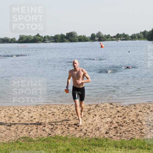 21.06.2025 - 27. Vierlanden-Triathlon MichiJ http://msf.ph/oto/7974588 15.06.2026 08:39:56 Schwimmen 3 meine-sportfotos.de