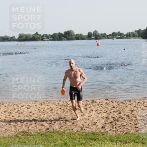 21.06.2025 - 27. Vierlanden-Triathlon MichiJ http://msf.ph/oto/7974592 15.06.2026 08:39:56 Schwimmen 3 meine-sportfotos.de