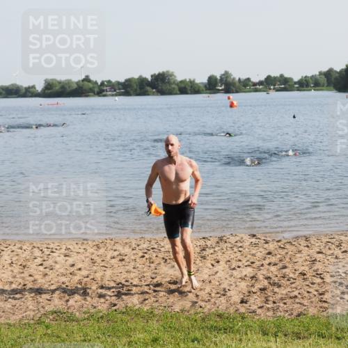 21.06.2025 - 27. Vierlanden-Triathlon MichiJ http://msf.ph/oto/7974597 15.06.2026 08:39:56 Schwimmen 3 meine-sportfotos.de
