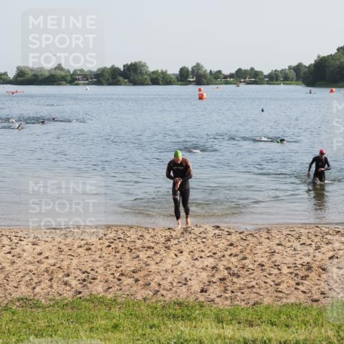 21.06.2025 - 27. Vierlanden-Triathlon MichiJ http://msf.ph/oto/7974617 15.06.2026 08:40:12 Schwimmen 67, 82 meine-sportfotos.de