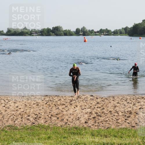 21.06.2025 - 27. Vierlanden-Triathlon MichiJ http://msf.ph/oto/7974621 15.06.2026 08:40:13 Schwimmen 67, 82 meine-sportfotos.de