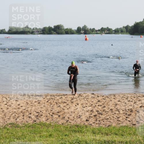 21.06.2025 - 27. Vierlanden-Triathlon MichiJ http://msf.ph/oto/7974639 15.06.2026 08:40:13 Schwimmen 67, 82 meine-sportfotos.de