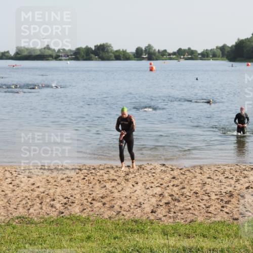 21.06.2025 - 27. Vierlanden-Triathlon MichiJ http://msf.ph/oto/7974645 15.06.2026 08:40:13 Schwimmen 67, 82 meine-sportfotos.de