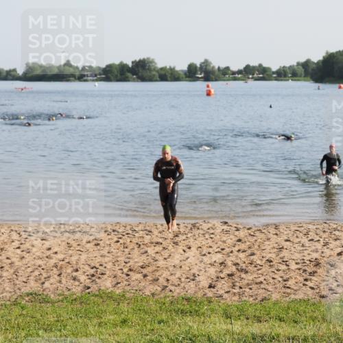 21.06.2025 - 27. Vierlanden-Triathlon MichiJ http://msf.ph/oto/7974656 15.06.2026 08:40:13 Schwimmen 67, 82 meine-sportfotos.de