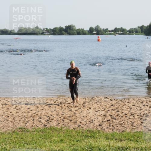 21.06.2025 - 27. Vierlanden-Triathlon MichiJ http://msf.ph/oto/7974668 15.06.2026 08:40:14 Schwimmen 67, 82 meine-sportfotos.de