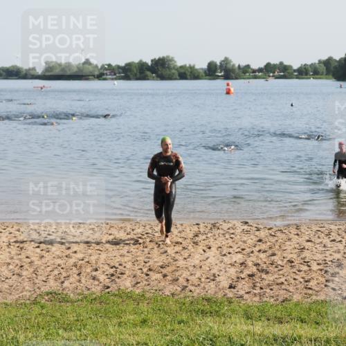 21.06.2025 - 27. Vierlanden-Triathlon MichiJ http://msf.ph/oto/7974678 15.06.2026 08:40:14 Schwimmen 67, 82 meine-sportfotos.de
