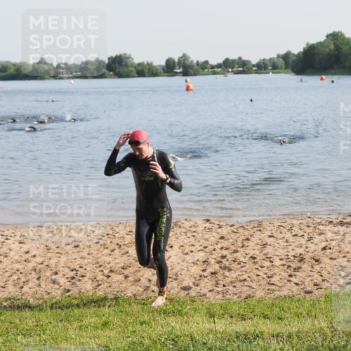 21.06.2025 - 27. Vierlanden-Triathlon MichiJ http://msf.ph/oto/7974748 15.06.2026 08:40:20 Schwimmen 67, 82 meine-sportfotos.de