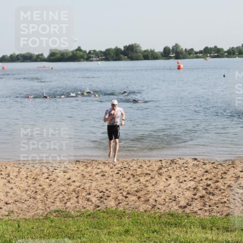 21.06.2025 - 27. Vierlanden-Triathlon MichiJ http://msf.ph/oto/7974780 15.06.2026 08:40:31 Schwimmen 7 meine-sportfotos.de