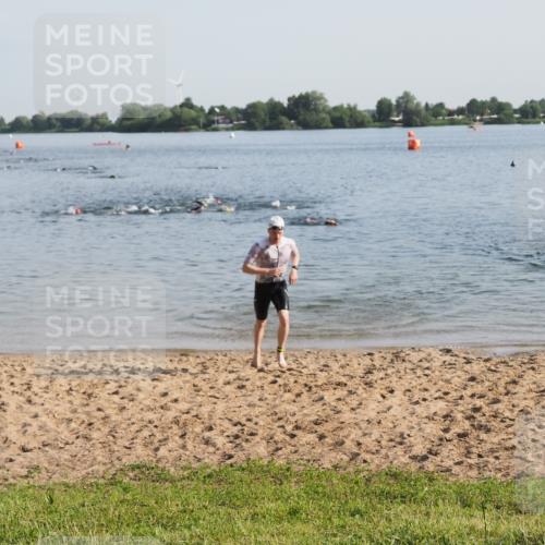 21.06.2025 - 27. Vierlanden-Triathlon MichiJ http://msf.ph/oto/7974792 15.06.2026 08:40:31 Schwimmen 7 meine-sportfotos.de