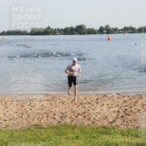 21.06.2025 - 27. Vierlanden-Triathlon MichiJ http://msf.ph/oto/7974797 15.06.2026 08:40:31 Schwimmen 7 meine-sportfotos.de