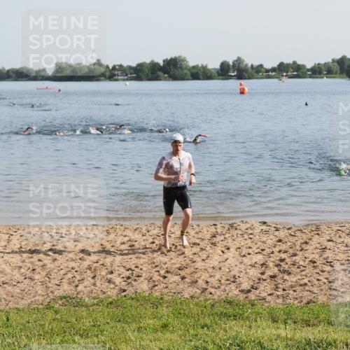 21.06.2025 - 27. Vierlanden-Triathlon MichiJ http://msf.ph/oto/7974804 15.06.2026 08:40:32 Schwimmen 7 meine-sportfotos.de