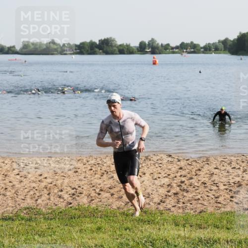 21.06.2025 - 27. Vierlanden-Triathlon MichiJ http://msf.ph/oto/7974856 15.06.2026 08:40:34 Schwimmen 7 meine-sportfotos.de