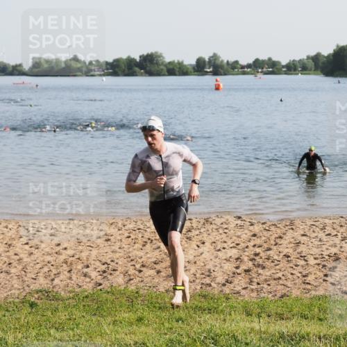 21.06.2025 - 27. Vierlanden-Triathlon MichiJ http://msf.ph/oto/7974859 15.06.2026 08:40:34 Schwimmen 7 meine-sportfotos.de
