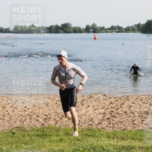 21.06.2025 - 27. Vierlanden-Triathlon MichiJ http://msf.ph/oto/7974865 15.06.2026 08:40:34 Schwimmen 7 meine-sportfotos.de