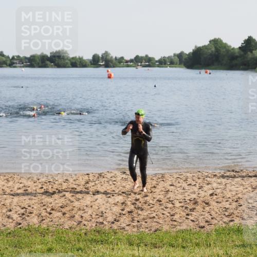 21.06.2025 - 27. Vierlanden-Triathlon MichiJ http://msf.ph/oto/7974903 15.06.2026 08:40:41 Schwimmen 5, 7 meine-sportfotos.de