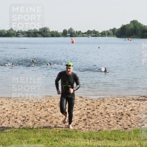 21.06.2025 - 27. Vierlanden-Triathlon MichiJ http://msf.ph/oto/7974944 15.06.2026 08:40:43 Schwimmen 5 meine-sportfotos.de