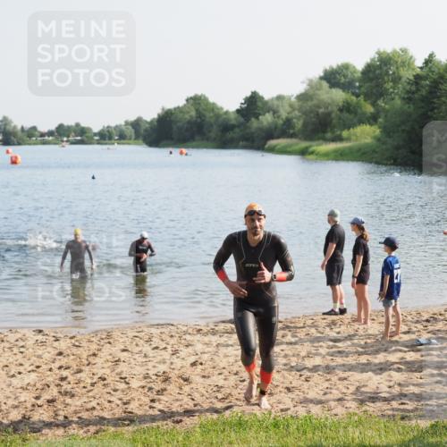 21.06.2025 - 27. Vierlanden-Triathlon MichiJ http://msf.ph/oto/7975002 15.06.2026 08:40:59 Schwimmen 99, 114, 129 meine-sportfotos.de