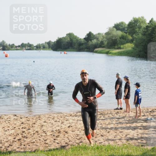 21.06.2025 - 27. Vierlanden-Triathlon MichiJ http://msf.ph/oto/7975010 15.06.2026 08:40:59 Schwimmen 99, 114, 129 meine-sportfotos.de