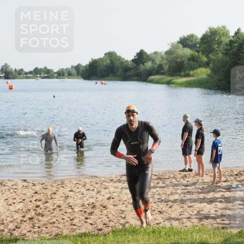21.06.2025 - 27. Vierlanden-Triathlon MichiJ http://msf.ph/oto/7975014 15.06.2026 08:40:59 Schwimmen 99, 114, 129 meine-sportfotos.de