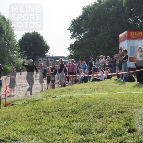 15.06.2025 - 27. Vierlanden-Triathlon KatJ http://msf.ph/oto/7975034 15.06.2025 08:28:31 Schwimmen 10 meine-sportfotos.de
