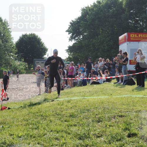 15.06.2025 - 27. Vierlanden-Triathlon KatJ http://msf.ph/oto/7975048 15.06.2025 08:28:32 Schwimmen 10 meine-sportfotos.de