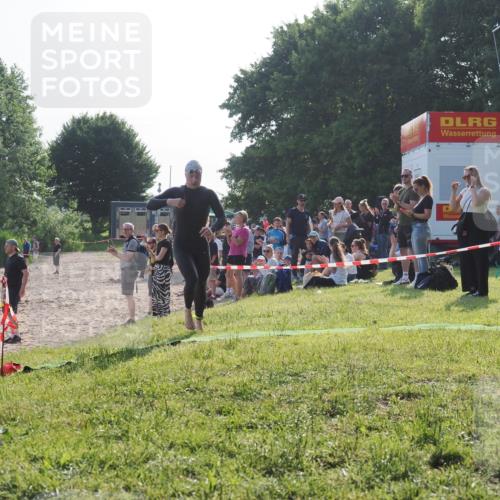 15.06.2025 - 27. Vierlanden-Triathlon KatJ http://msf.ph/oto/7975053 15.06.2025 08:28:32 Schwimmen 10 meine-sportfotos.de
