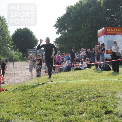 15.06.2025 - 27. Vierlanden-Triathlon KatJ http://msf.ph/oto/7975059 15.06.2025 08:28:32 Schwimmen 10 meine-sportfotos.de