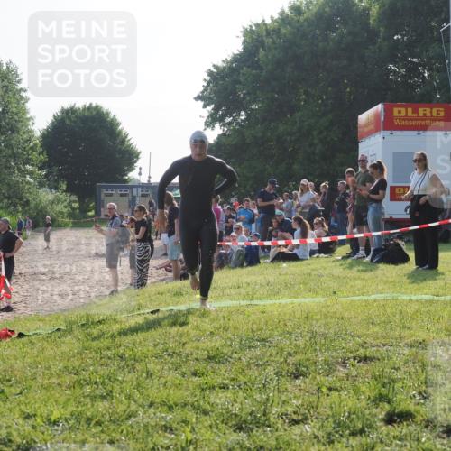 15.06.2025 - 27. Vierlanden-Triathlon KatJ http://msf.ph/oto/7975063 15.06.2025 08:28:33 Schwimmen 10 meine-sportfotos.de