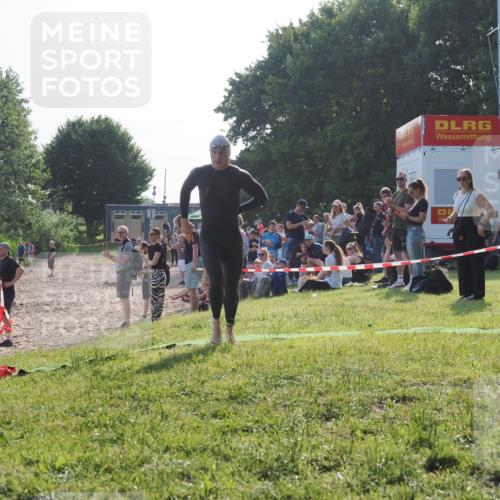 15.06.2025 - 27. Vierlanden-Triathlon KatJ http://msf.ph/oto/7975068 15.06.2025 08:28:33 Schwimmen 10 meine-sportfotos.de