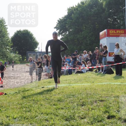 15.06.2025 - 27. Vierlanden-Triathlon KatJ http://msf.ph/oto/7975073 15.06.2025 08:28:33 Schwimmen 10 meine-sportfotos.de