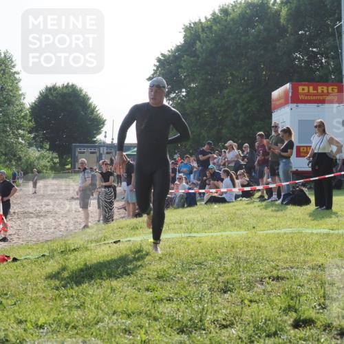 15.06.2025 - 27. Vierlanden-Triathlon KatJ http://msf.ph/oto/7975075 15.06.2025 08:28:33 Schwimmen 10 meine-sportfotos.de