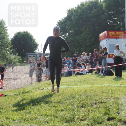 15.06.2025 - 27. Vierlanden-Triathlon KatJ http://msf.ph/oto/7975080 15.06.2025 08:28:34 Schwimmen 10 meine-sportfotos.de