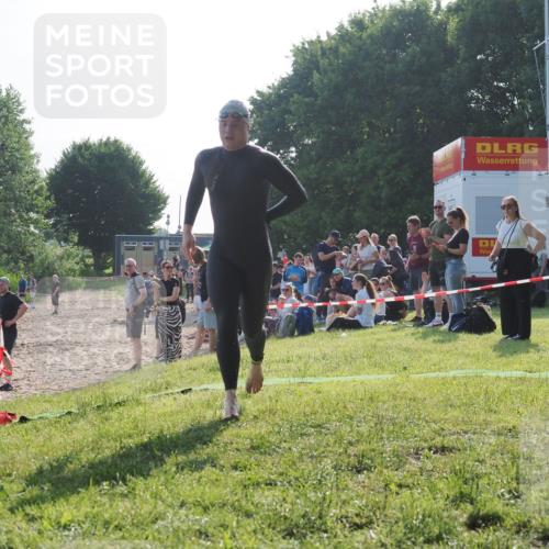 15.06.2025 - 27. Vierlanden-Triathlon KatJ http://msf.ph/oto/7975085 15.06.2025 08:28:34 Schwimmen 10 meine-sportfotos.de