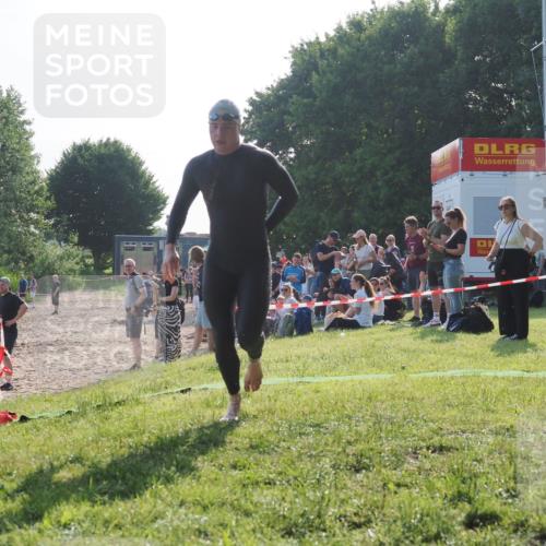 15.06.2025 - 27. Vierlanden-Triathlon KatJ http://msf.ph/oto/7975089 15.06.2025 08:28:34 Schwimmen 10 meine-sportfotos.de