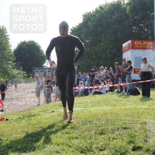 15.06.2025 - 27. Vierlanden-Triathlon KatJ http://msf.ph/oto/7975095 15.06.2025 08:28:34 Schwimmen 10 meine-sportfotos.de