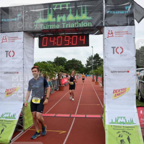 15.06.2025 - 7 Türme Triathlon Michael Strokosch http://msf.ph/oto/7975119 15.06.2025 14:09:03 Ziel 717, 860, 953, 956 meine-sportfotos.de