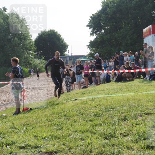15.06.2025 - 27. Vierlanden-Triathlon KatJ http://msf.ph/oto/7975183 15.06.2025 08:29:28 Schwimmen 4, 51 meine-sportfotos.de
