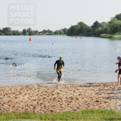 21.06.2025 - 27. Vierlanden-Triathlon MichiJ http://msf.ph/oto/7975413 15.06.2026 08:41:42 Schwimmen 122 meine-sportfotos.de